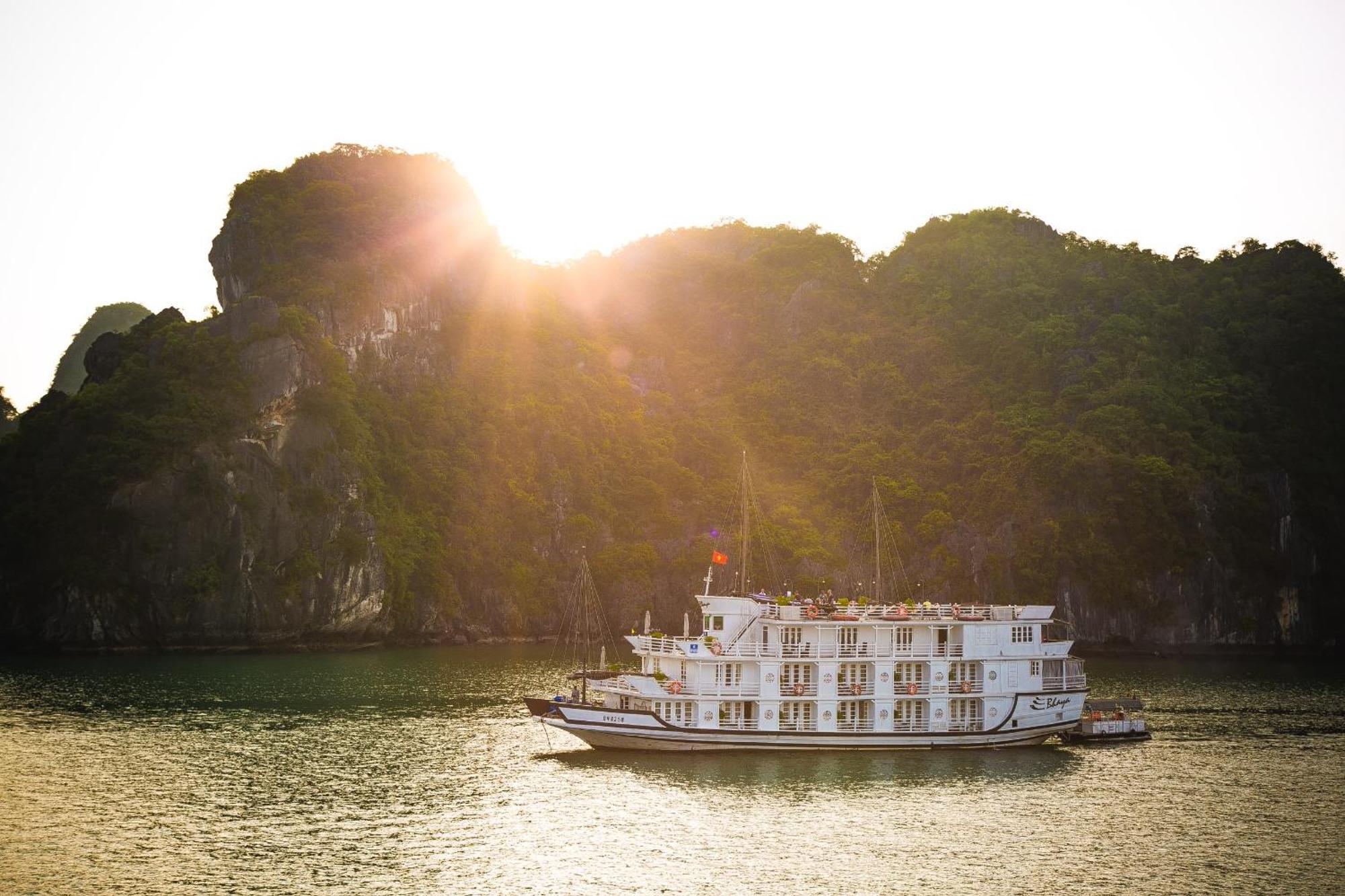 Отель Le Journey Halong Bay Cruises Халонг Экстерьер фото